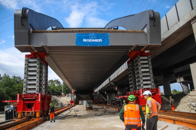 Br�ckeneinschub: 1.800 Tonnen schwere Eisenbahnbr�cke �ber Welser Autobahn bei Marchtrenk geschoben