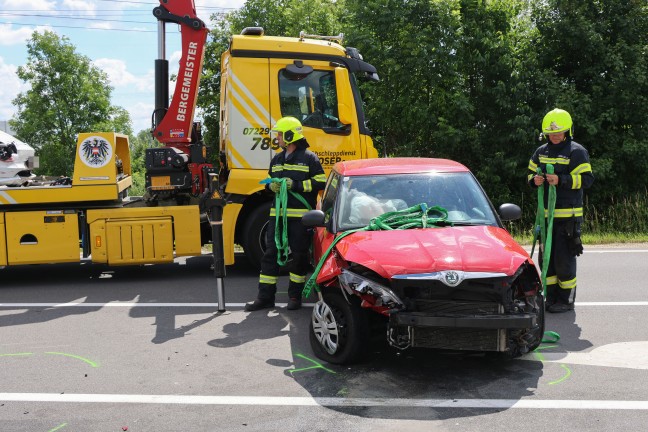 Schwere Kollision zweier Autos in einem Kreuzungsbereich in St. Florian fordert eine Verletzte