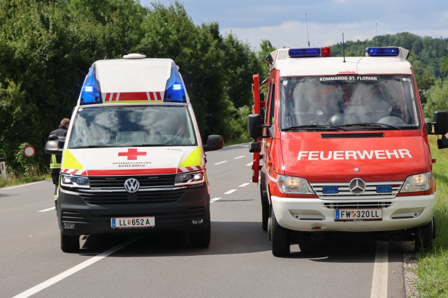 Schwere Kollision zweier Autos in einem Kreuzungsbereich in St. Florian fordert eine Verletzte
