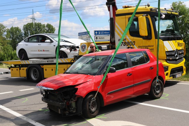 Schwere Kollision zweier Autos in einem Kreuzungsbereich in St. Florian fordert eine Verletzte