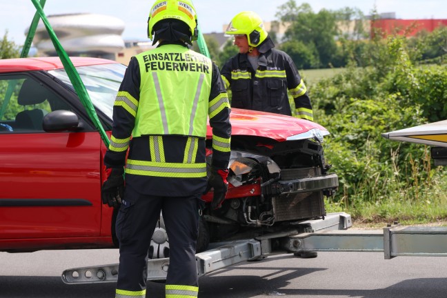 Schwere Kollision zweier Autos in einem Kreuzungsbereich in St. Florian fordert eine Verletzte
