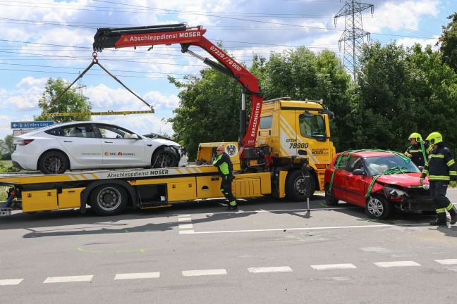 Schwere Kollision zweier Autos in einem Kreuzungsbereich in St. Florian fordert eine Verletzte