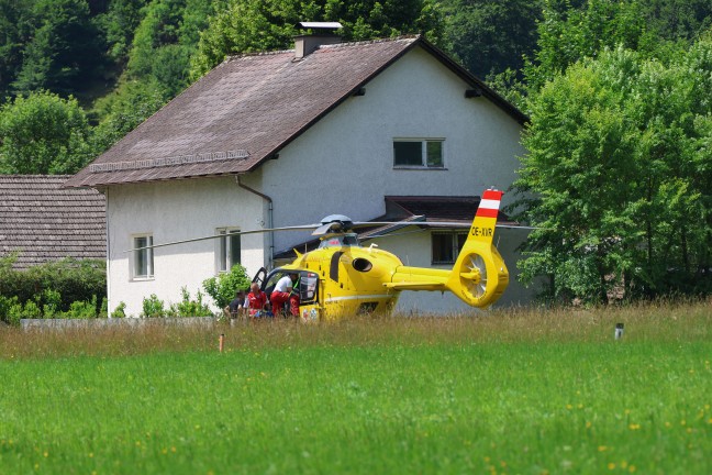 Notarzthubschrauber und Rettung in Gr�nburg im Einsatz