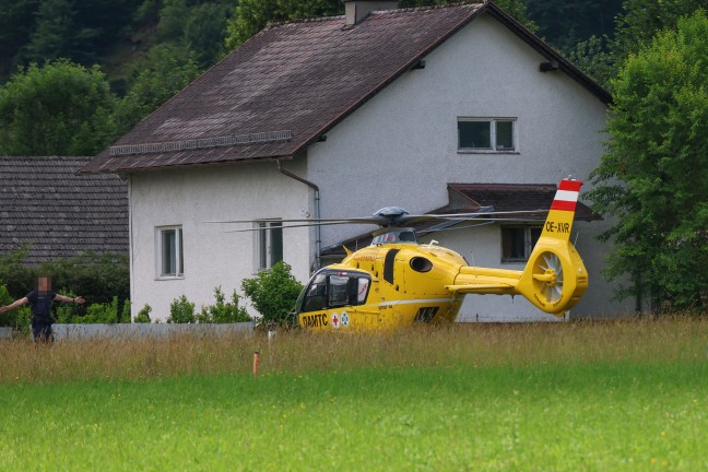 Notarzthubschrauber und Rettung in Gr�nburg im Einsatz