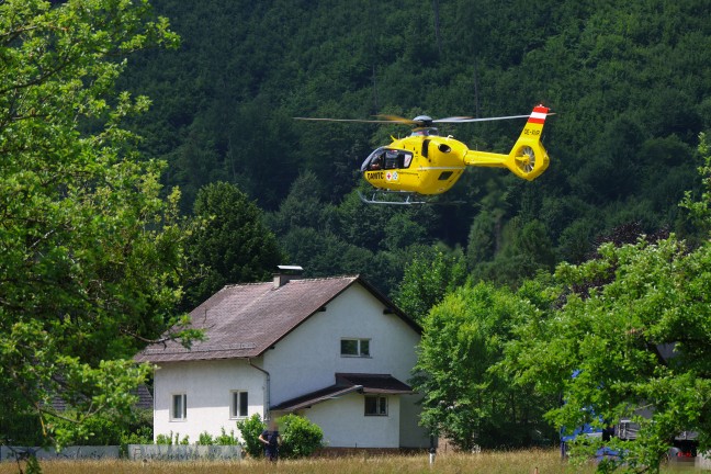 Notarzthubschrauber und Rettung in Gr�nburg im Einsatz