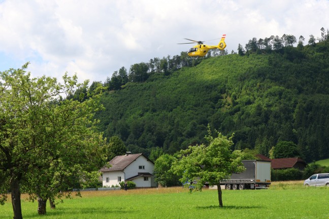 Notarzthubschrauber und Rettung in Gr�nburg im Einsatz