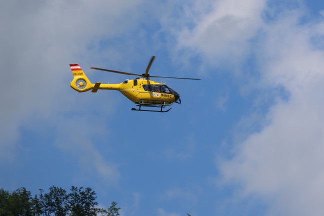 Notarzthubschrauber und Rettung in Gr�nburg im Einsatz