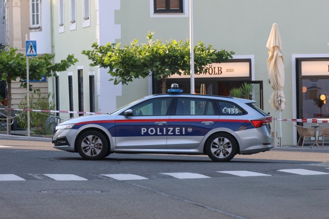 Juwelier-Einbruch: Auslage eines Uhrmachers im Ortszentrum von Vorchdorf mit Kleinbus gerammt