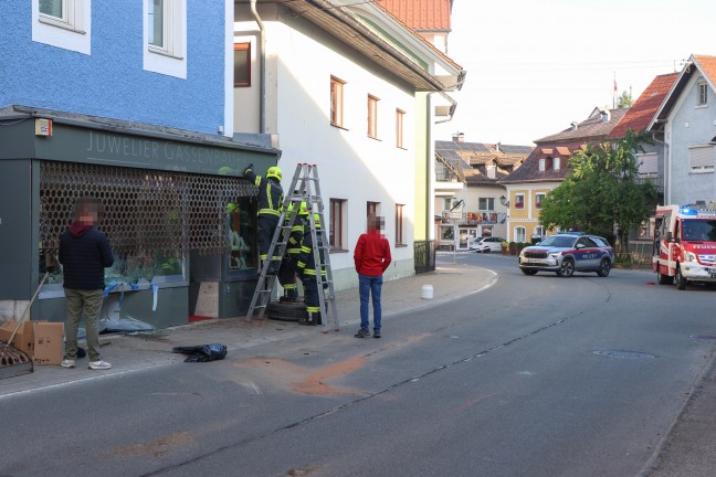 Juwelier-Einbruch: Auslage eines Uhrmachers im Ortszentrum von Vorchdorf mit Kleinbus gerammt