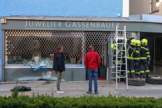 Juwelier-Einbruch: Auslage eines Uhrmachers im Ortszentrum von Vorchdorf mit Kleinbus gerammt