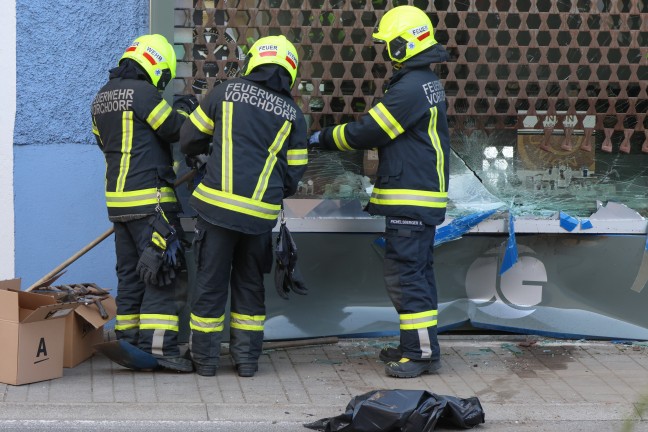 Juwelier-Einbruch: Auslage eines Uhrmachers im Ortszentrum von Vorchdorf mit Kleinbus gerammt