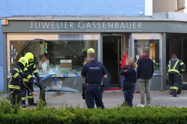 Juwelier-Einbruch: Auslage eines Uhrmachers im Ortszentrum von Vorchdorf mit Kleinbus gerammt