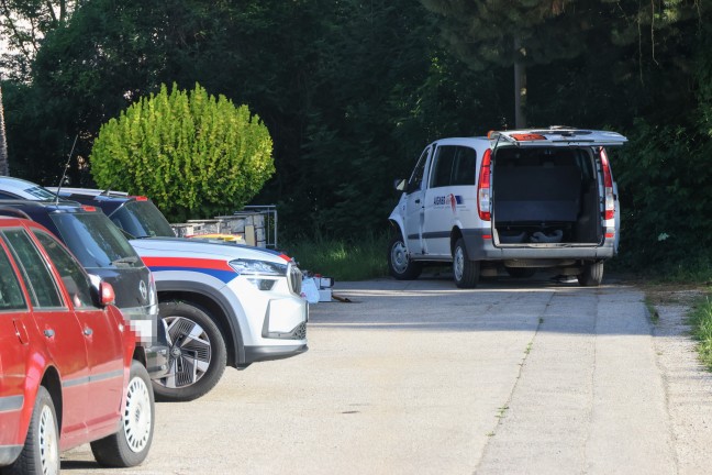 Juwelier-Einbruch: Auslage eines Uhrmachers im Ortszentrum von Vorchdorf mit Kleinbus gerammt