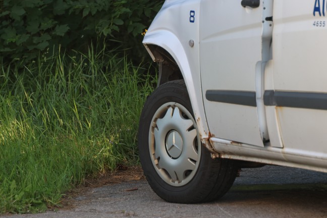 Juwelier-Einbruch: Auslage eines Uhrmachers im Ortszentrum von Vorchdorf mit Kleinbus gerammt