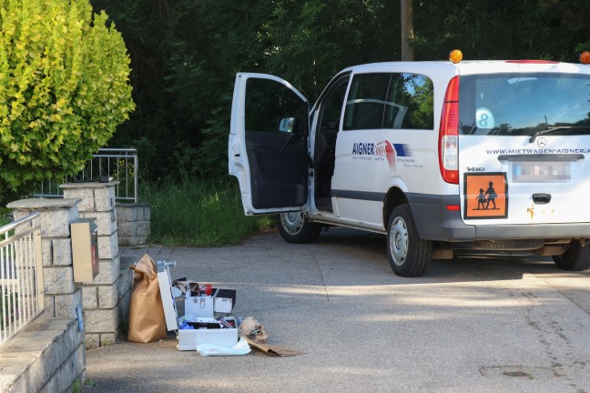 Juwelier-Einbruch: Auslage eines Uhrmachers im Ortszentrum von Vorchdorf mit Kleinbus gerammt