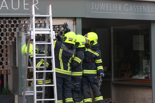 Juwelier-Einbruch: Auslage eines Uhrmachers im Ortszentrum von Vorchdorf mit Kleinbus gerammt