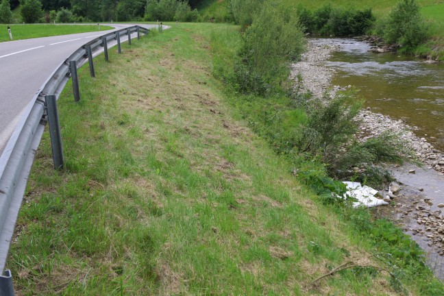 Personenrettung in Altm�nster: Motorradlenker nach Sturz aus Bachbett der Aurach gerettet