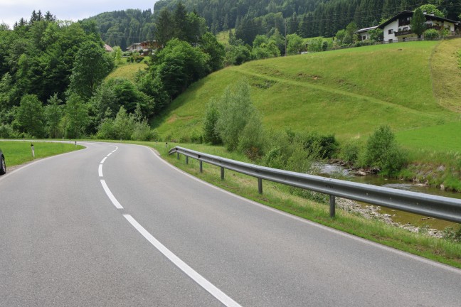 Personenrettung in Altm�nster: Motorradlenker nach Sturz aus Bachbett der Aurach gerettet