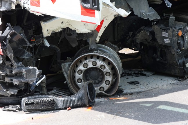 Schwer eingeklemmt: LKW, Kleintransporter und PKW auf Steyrtalstra�e in Gr�nburg in Crash verwickelt