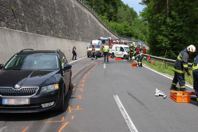 Schwer eingeklemmt: LKW, Kleintransporter und PKW auf Steyrtalstra�e in Gr�nburg in Crash verwickelt