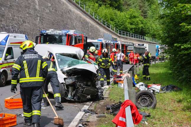 Schwer eingeklemmt: LKW, Kleintransporter und PKW auf Steyrtalstra�e in Gr�nburg in Crash verwickelt