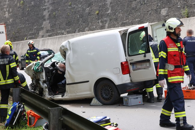 Schwer eingeklemmt: LKW, Kleintransporter und PKW auf Steyrtalstra�e in Gr�nburg in Crash verwickelt