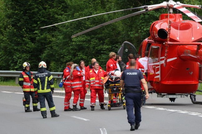 Schwer eingeklemmt: LKW, Kleintransporter und PKW auf Steyrtalstra�e in Gr�nburg in Crash verwickelt