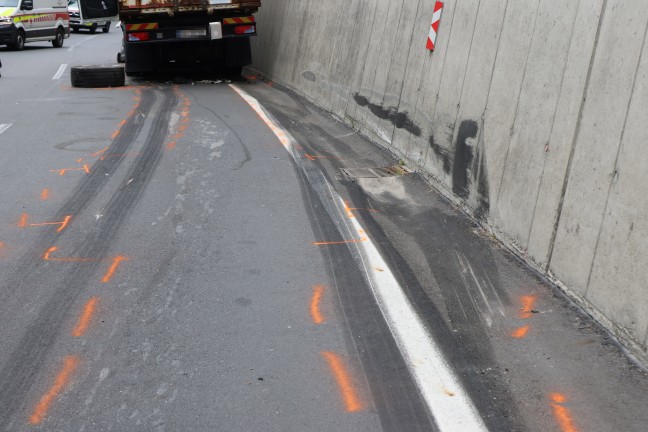 Schwer eingeklemmt: LKW, Kleintransporter und PKW auf Steyrtalstra�e in Gr�nburg in Crash verwickelt
