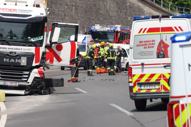 Schwer eingeklemmt: LKW, Kleintransporter und PKW auf Steyrtalstra�e in Gr�nburg in Crash verwickelt
