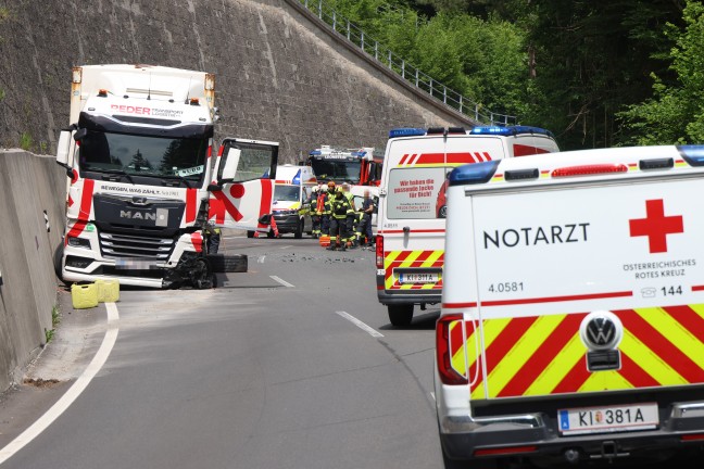 Schwer eingeklemmt: LKW, Kleintransporter und PKW auf Steyrtalstra�e in Gr�nburg in Crash verwickelt