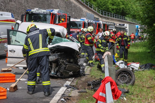 Schwer eingeklemmt: LKW, Kleintransporter und PKW auf Steyrtalstra�e in Gr�nburg in Crash verwickelt