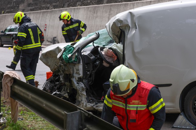 Schwer eingeklemmt: LKW, Kleintransporter und PKW auf Steyrtalstra�e in Gr�nburg in Crash verwickelt