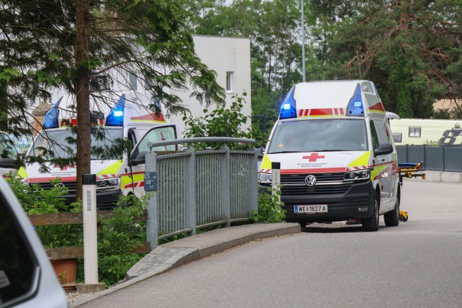 Arbeiter abgest�rzt: Schwerer Arbeitsunfall in Wels-Vogelweide fordert zwei Schwerverletzte