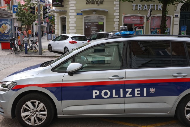 Sicherungseinsatz: Glasfassade eines Reiseb�ros in Wels-Innenstadt mit Vase eingeschlagen