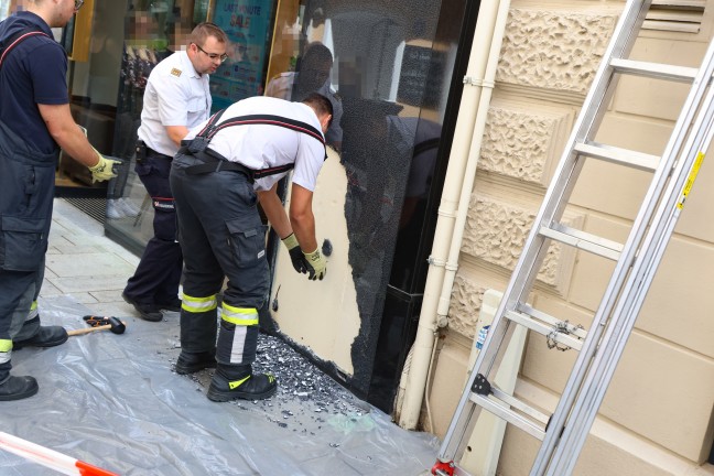 Sicherungseinsatz: Glasfassade eines Reiseb�ros in Wels-Innenstadt mit Vase eingeschlagen