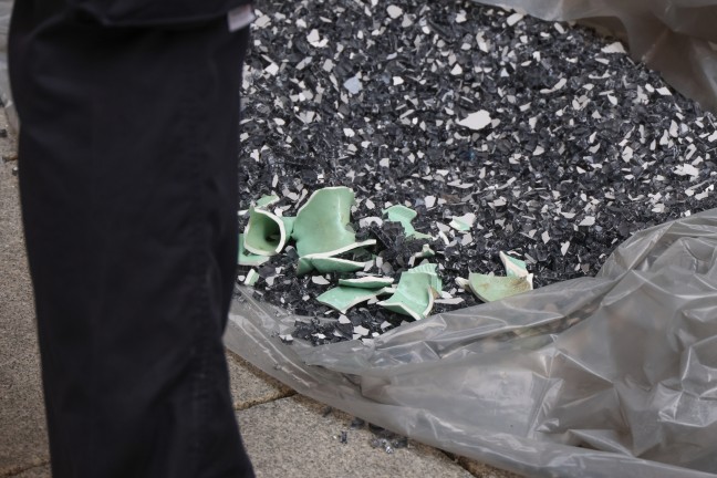 Sicherungseinsatz: Glasfassade eines Reiseb�ros in Wels-Innenstadt mit Vase eingeschlagen