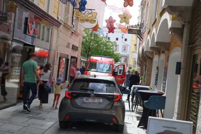 Sicherungseinsatz: Glasfassade eines Reiseb�ros in Wels-Innenstadt mit Vase eingeschlagen