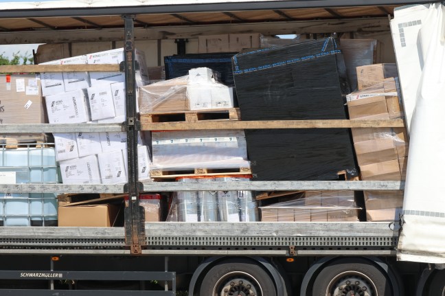 Gefahrstoffeinsatz: LKW-Kontrolle endet mit Feuerwehreinsatz wegen auslaufender Fl�ssigkeiten