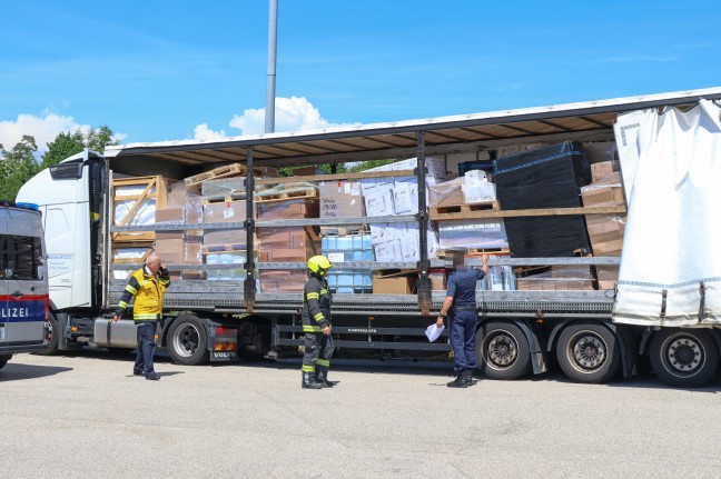 Gefahrstoffeinsatz: LKW-Kontrolle endet mit Feuerwehreinsatz wegen auslaufender Fl�ssigkeiten