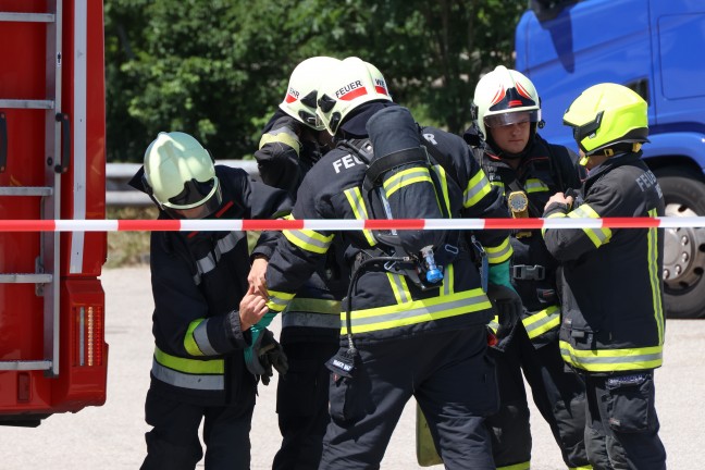 Gefahrstoffeinsatz: LKW-Kontrolle endet mit Feuerwehreinsatz wegen auslaufender Fl�ssigkeiten