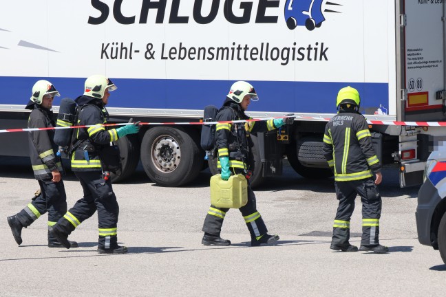 Gefahrstoffeinsatz: LKW-Kontrolle endet mit Feuerwehreinsatz wegen auslaufender Fl�ssigkeiten