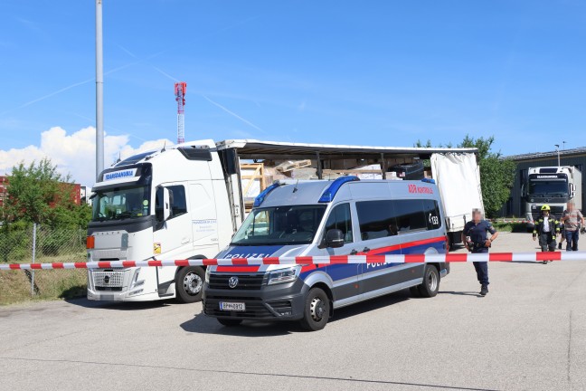 Gefahrstoffeinsatz: LKW-Kontrolle endet mit Feuerwehreinsatz wegen auslaufender Fl�ssigkeiten
