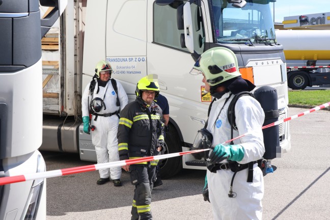 Gefahrstoffeinsatz: LKW-Kontrolle endet mit Feuerwehreinsatz wegen auslaufender Fl�ssigkeiten