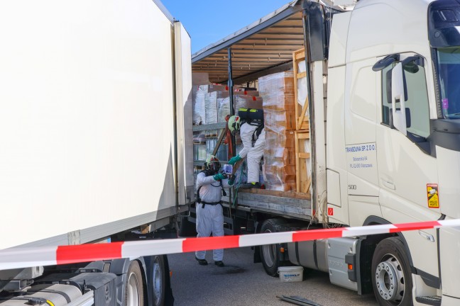 Gefahrstoffeinsatz: LKW-Kontrolle endet mit Feuerwehreinsatz wegen auslaufender Fl�ssigkeiten