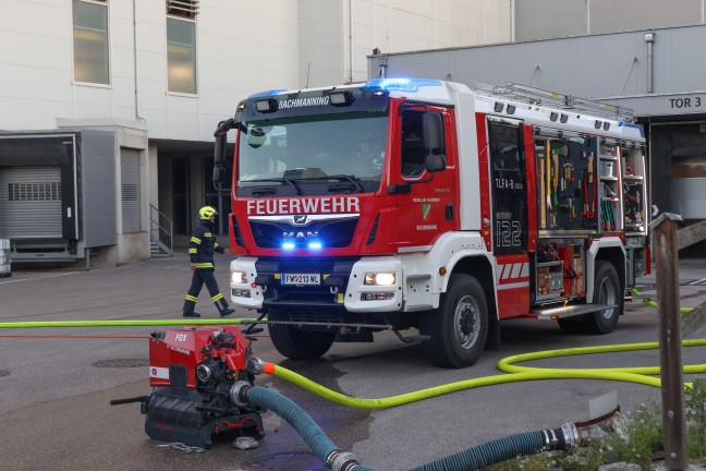 Brand in einem Futterwerk in Bachmanning sorgte f�r  Einsatz von drei Feuerwehren