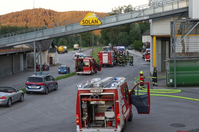 Brand in einem Futterwerk in Bachmanning sorgte f�r  Einsatz von drei Feuerwehren