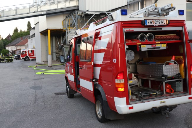 Brand in einem Futterwerk in Bachmanning sorgte f�r  Einsatz von drei Feuerwehren