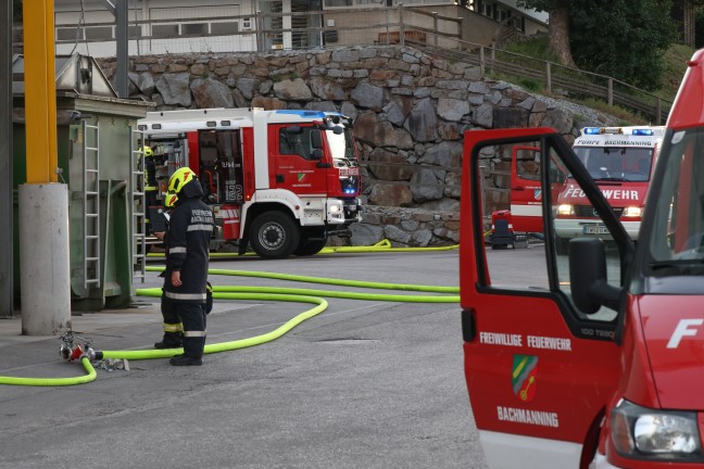 Brand in einem Futterwerk in Bachmanning sorgte f�r  Einsatz von drei Feuerwehren