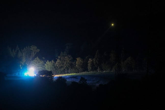 Feuerwehr samt Drohne und Polizeihubschrauber bei n�chtlicher Suchaktion in Edt bei Lambach im Einsatz