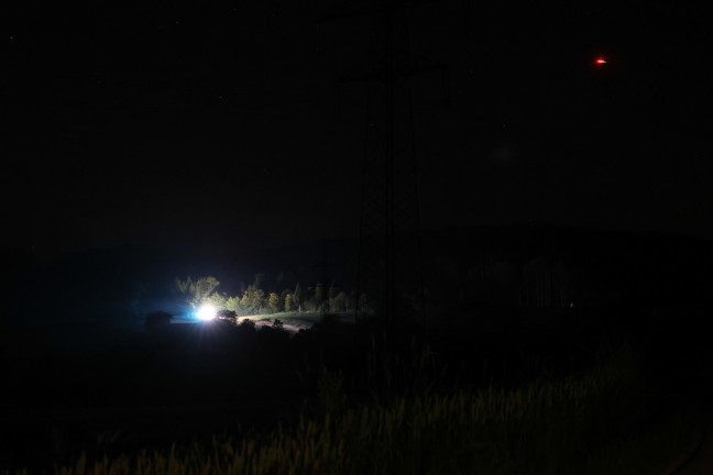 Feuerwehr samt Drohne und Polizeihubschrauber bei n�chtlicher Suchaktion in Edt bei Lambach im Einsatz